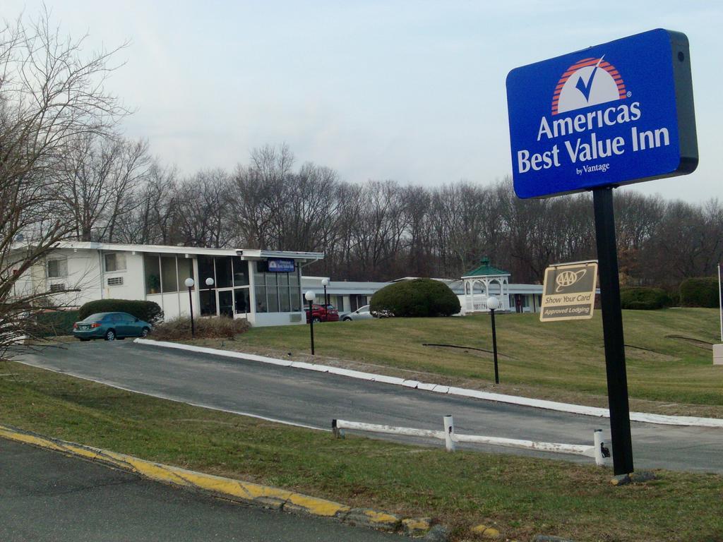 Americas Best Value Inn Smithtown/Long Island Exterior foto